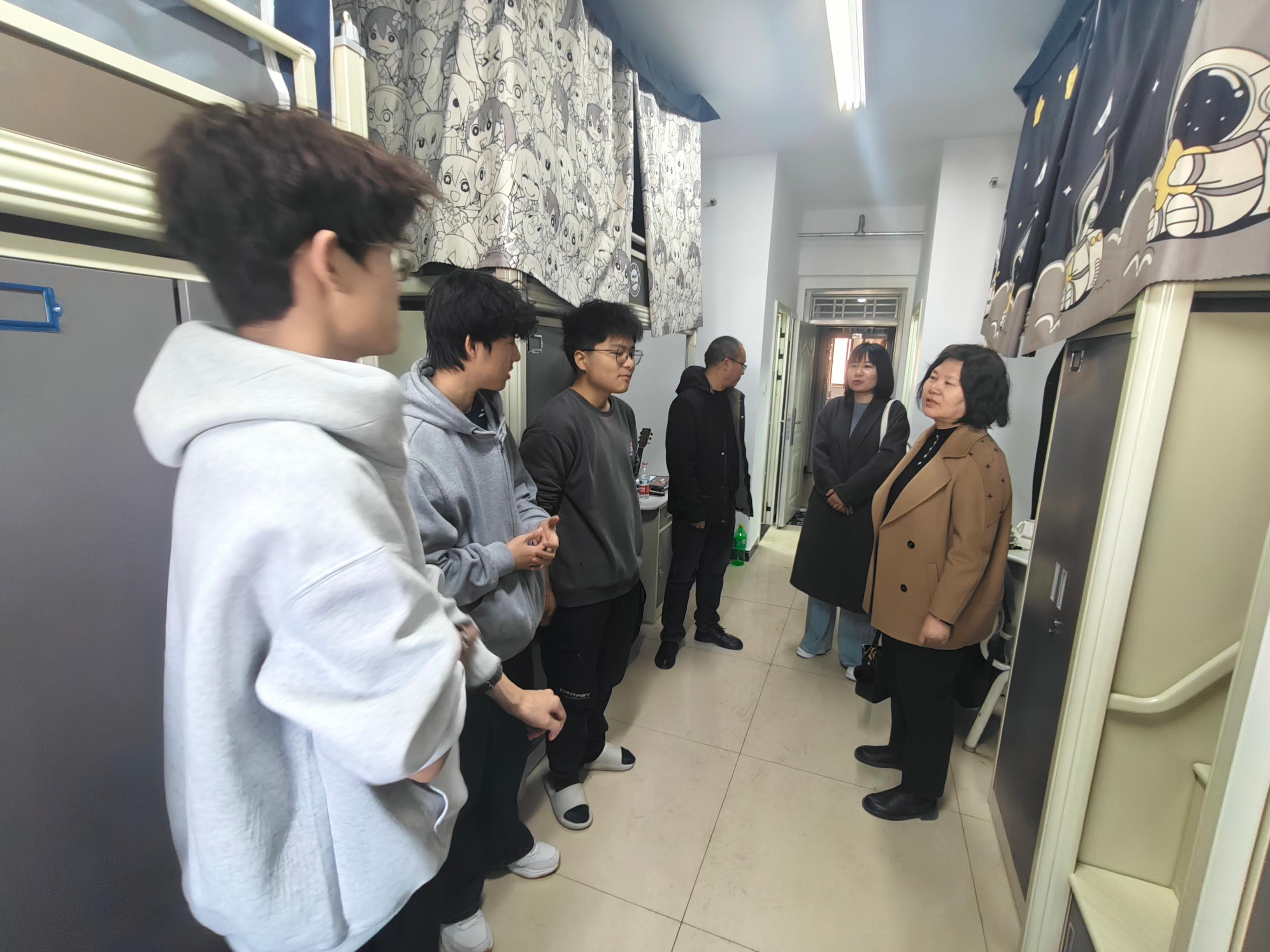 电气工程学院开展2026年春季学期​宿舍专项检查及元宵节慰问活动